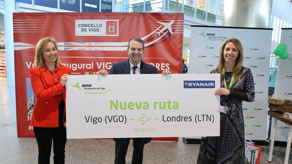 La concelleira de Turismo, Carmen Lago, el alcalde de Vigo, Abel Caballero, y la directora del aeropuerto de Peinador, Ana Molés, en el estreno de la ruta a Londres de Ryanair en 2023.