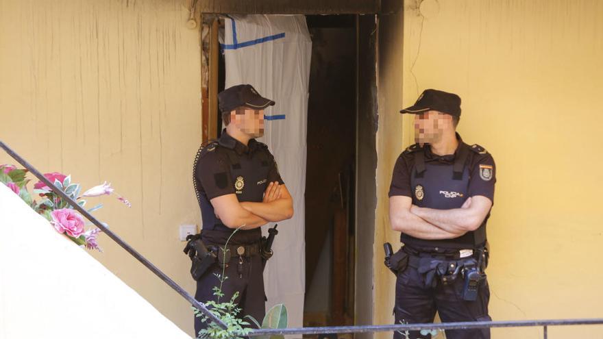 Dos agentes custodian la vivienda donde se ha perpetrado el doble crimen.