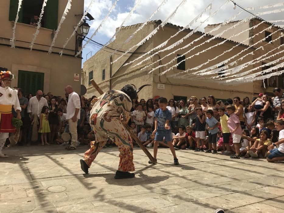 Los 'Cossiers' de Algaida tumban al 'dimoni' tras la misa en honor a Sant Jaume