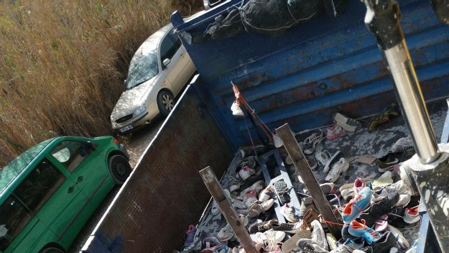 Sacan miles de zapatillas del río de Nerja