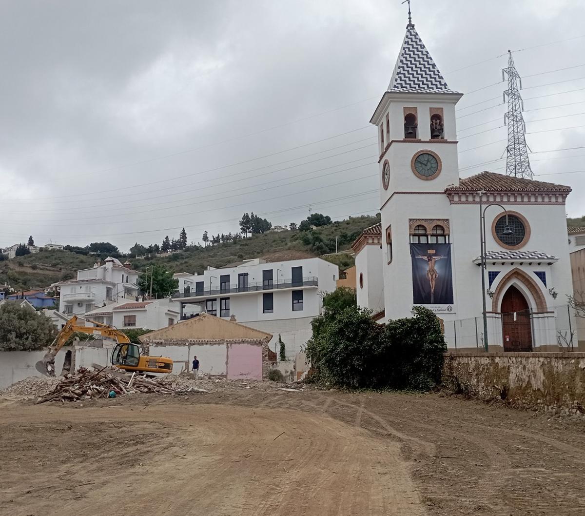 La parroquia de Guerrero Strachan en el Puerto de la Torre, el pasado miércoles, junto a los restos de la villa de  1904.