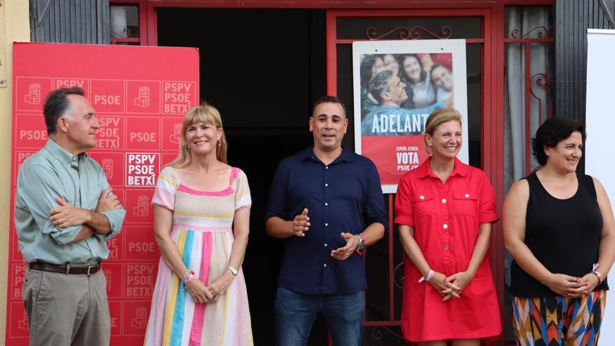 Las candidatas socialistas al Congreso y Senado, Susana Ros y Amparo Marco en el acto de final de campaña en Betxí