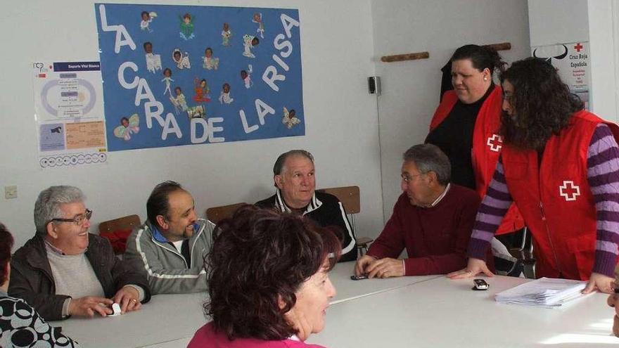 Técnicos de Cruz Roja y participantes en uno de los cursos impartidos en la ciudad.