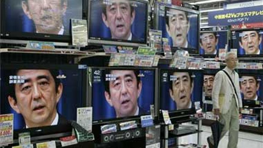 El primer ministro japonés tira la toalla tras un año de escándalos