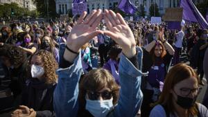 Varias personas participan en una manifestación a favor de los derechos de la mujer, a 23 de octubre de 2021, en Madrid, (España). La manifestación ha recorrido las calles de la capital desde la fuente de Neptuno hasta la Puerta del Sol, bajo el lema ‘La Fuerza de las mujeres es el futuro de todas’ para reivindicar los derechos de la mujer. Mujeres de toda España y de otros países de Europa han participado en la protesta para exigir que se proteja a todas las mujeres de la violencia machista y que se haga la ley que se encargue de abolir la prostitución. 23 OCTUBRE 2021;MANIFESTACIÓN;FEMINISMO; Jesús Hellín / Europa Press 23/10/2021