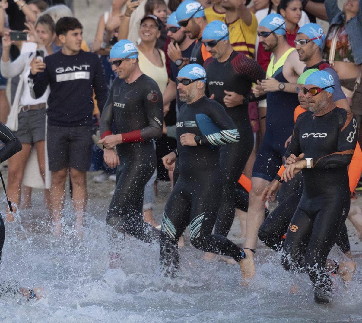 Salida del segmento de natación de la prueba moganera.