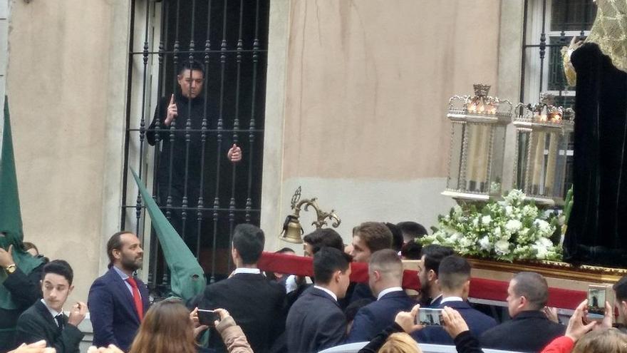 Juan Cassá en la salida de la Virgen del Sol, en la calle Victoria.