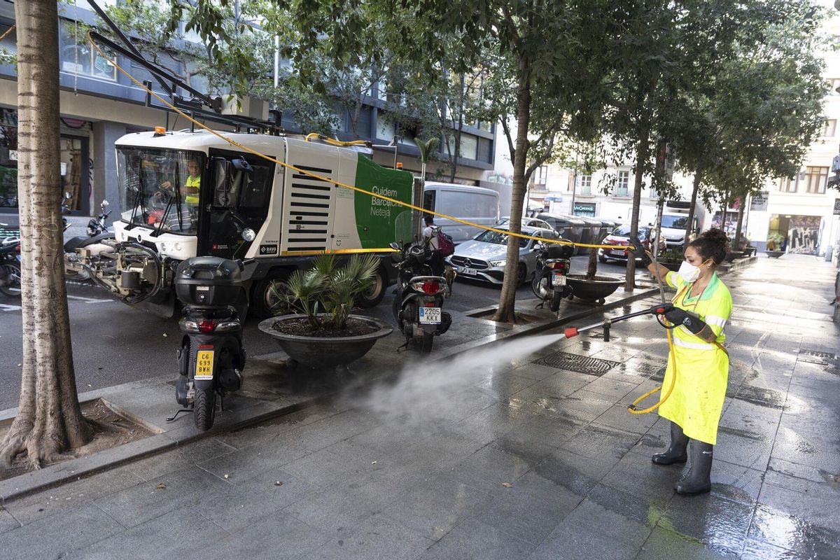 Una brigada del servicio de limpieza de Barcelona asea una calle de Ciutat Vella, en 2023