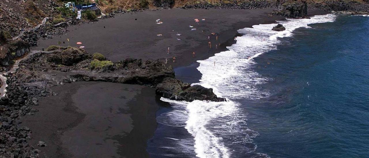 La playa del Bollullo, ubicada en la costa del municipio de La Orotava.