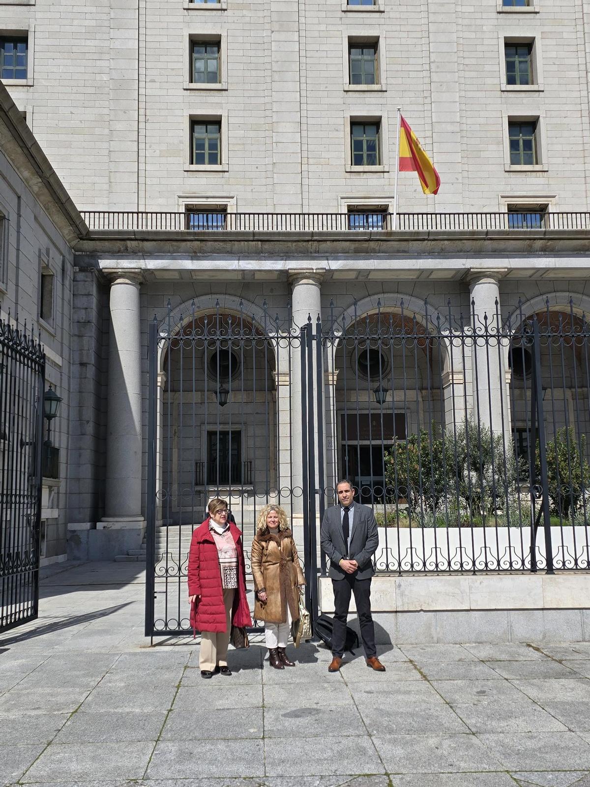 De izquierda a derecha, Antonia García Valls, Virginia Martí y David Casanova, delante de sede de Costas, en Madrid.