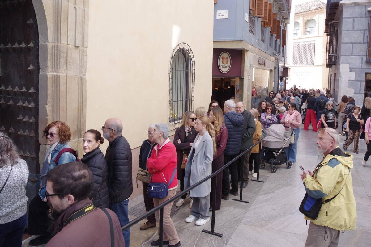 "Siempre se cumple uno": la fe de las tres monedas en el Cristo de Medinaceli