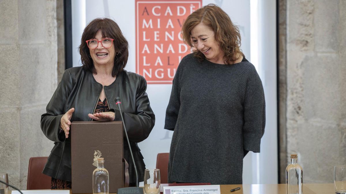 Verònica Cantó i Francina Armengol, dimecres passat a la seu de l'AVL en València.