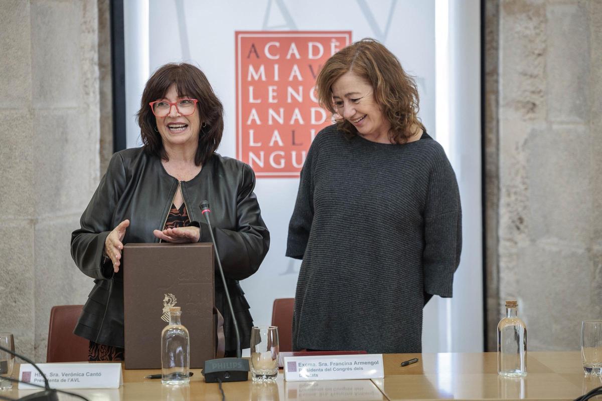Verònica Cantó i Francina Armengol a la seu de l'AVL en València.