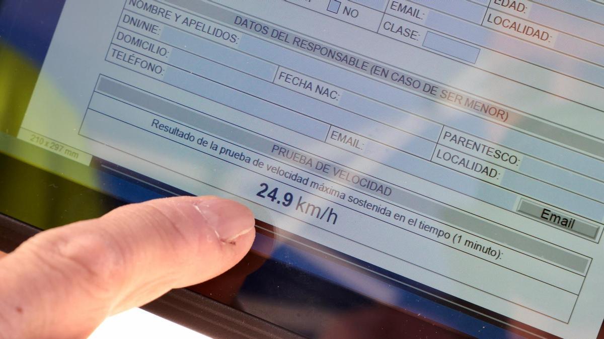 Los equipos de la Policía Local de Elche miden la velocidad que puede llegar a alcanzar un patinete