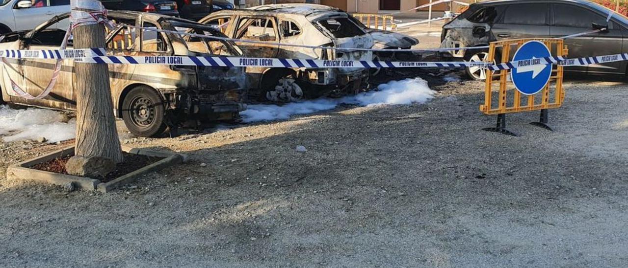 Els vehicles cremats a l’aparcament de Peralada. | DDG