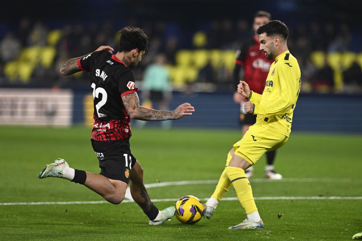 VILLARREAL (CASTELLÓN), 20/01/2025.- El centrocampista del Villarreal Alex Baena (d) pelea un balón con el centrocampista portugués del Mallorca Samuel Costa durante el partido de LaLiga de fútbol que Villarreal CF y RCD Mallorca disputan este lunes en el estadio de La Cerámica. EFE/Andreu Esteban