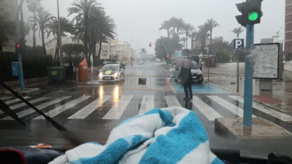 Inicio de la avenida de Alfred Nobel cortada por la lluvia en la playa de Los Locos.