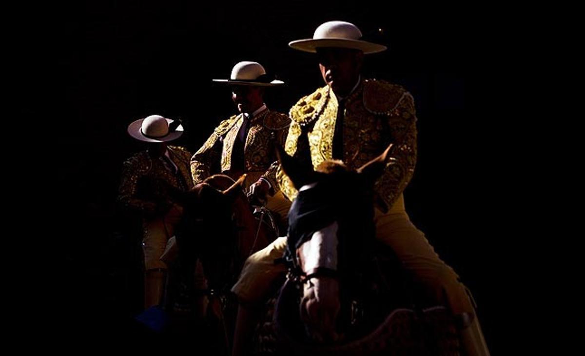 Unos picadores esperan para hacer el ’paseíllo’ este jueves en las fiestas de San Isido en Madrid.