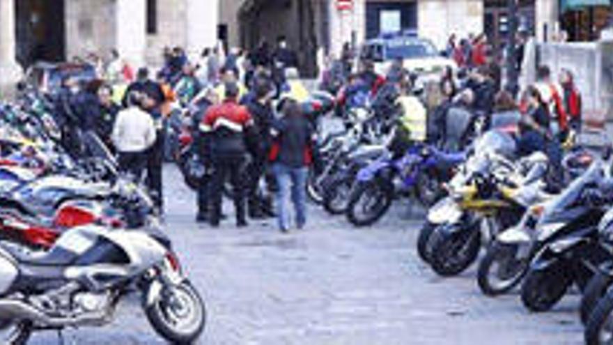 Los moteros aparcan sus motos en la Plaza Mayor después de la visita a Toro.