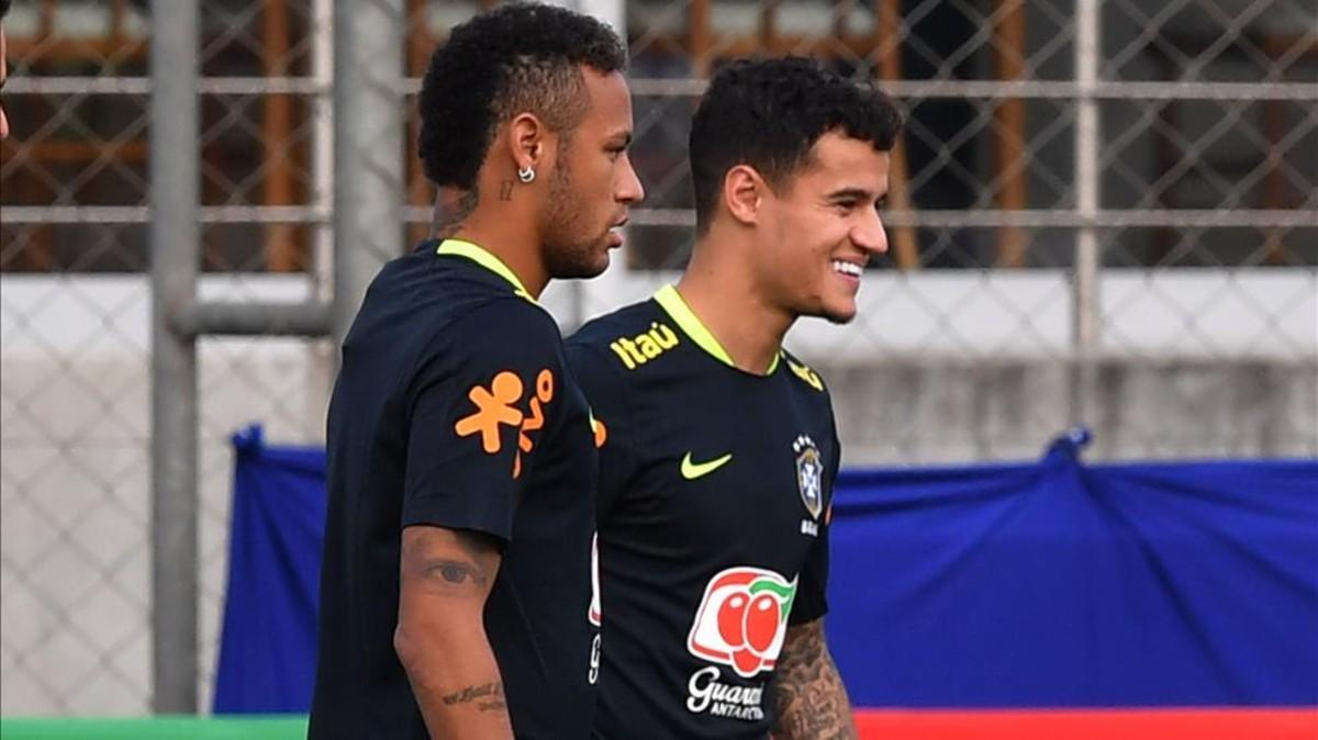 Neymar y Coutinho, durante el entrenamiento de la selección brasileña