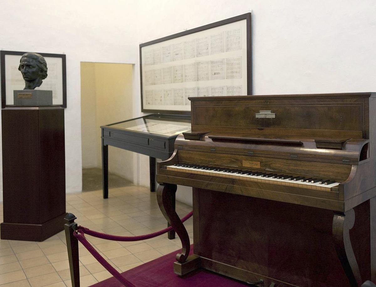 Auf jeden Fall ein „piano piano“. Ob Chopin darauf gespielt hat, sei mal so dahingestellt.  | FOTO: M. DIEZ/EFE