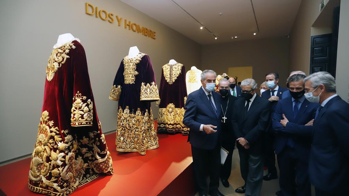 Francisco de la Torre, Manuel Azuaga, Braulio Medel y Francisco González de Lara, entre otros, visitan la exposición del Palacio Episcopal