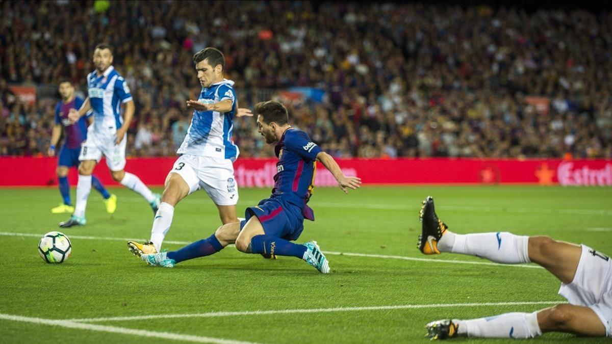 Messi dispara a puerta y marca uno de sus tres goles ante el Espanyol.