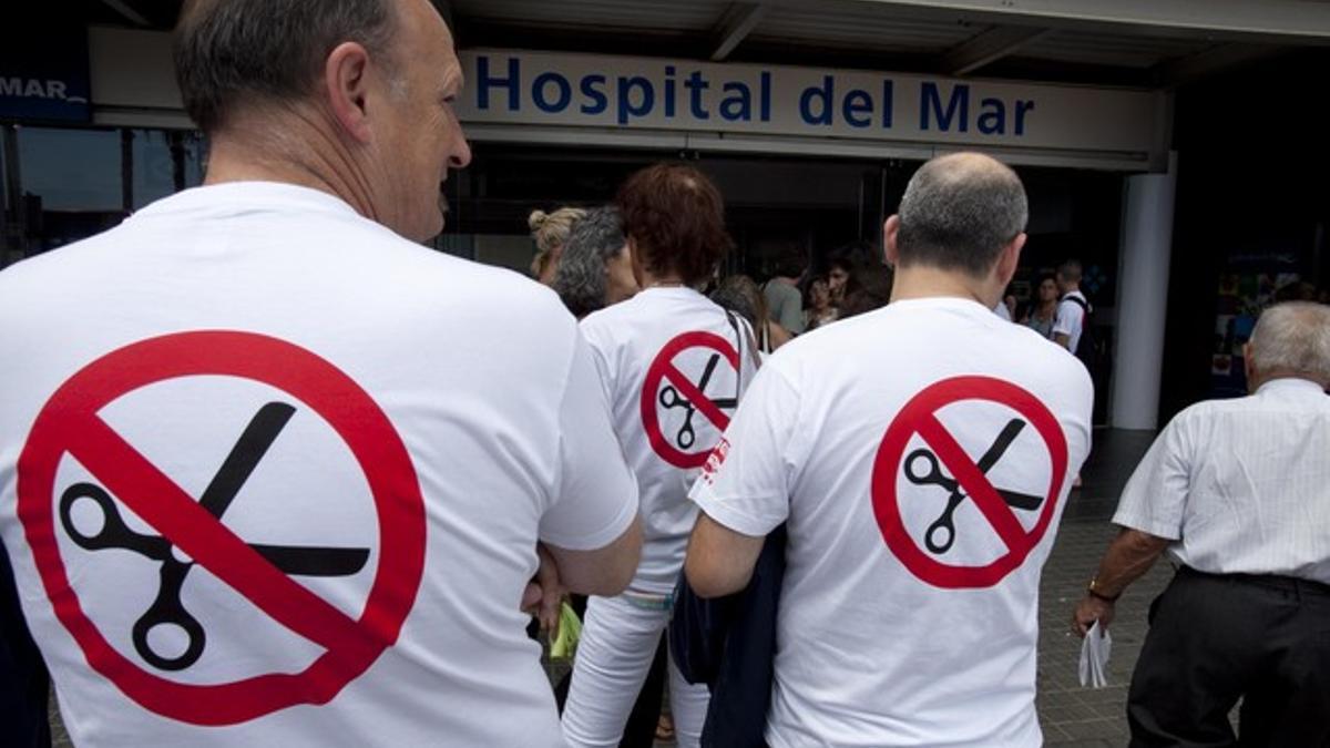 Protesta de trabajadores del Hospital del Mar de Barcelona contra los recortes.
