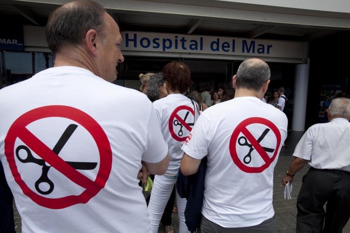 Protesta de treballadors de l’Hospital del Mar de Barcelona contra les retallades.