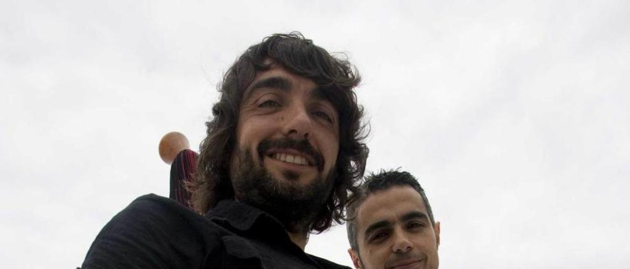 José Manuel y Javier Tejedor posan en la plaza del Niemeyer.