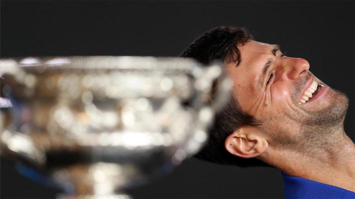Djokovic, junto al trofeo de campéon en el Open de Australia