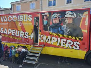 Los bomberos vacunan en el Tour de Francia