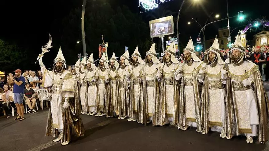 Moros y Cristianos reviven en la Gran Vía de Murcia la historia que siempre perdura