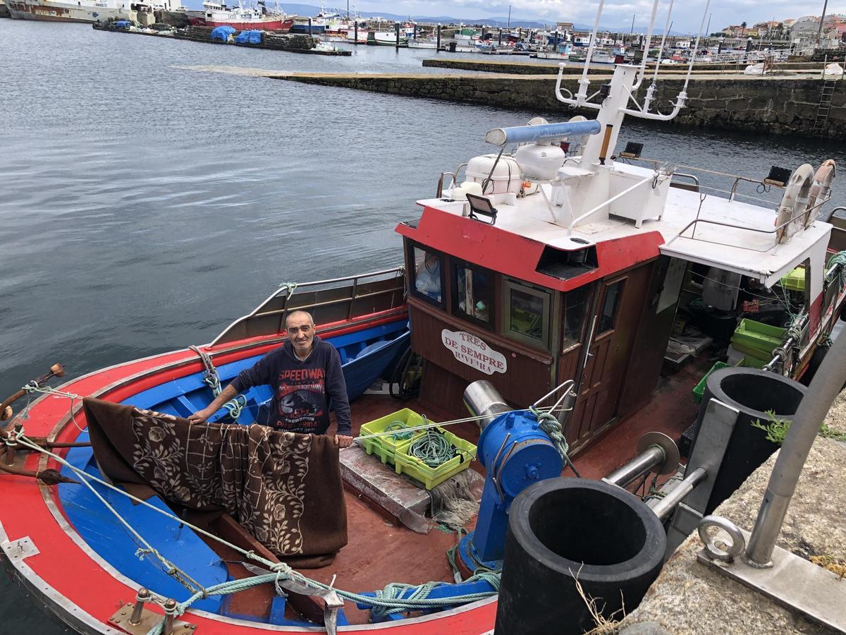 Desde hace un año, Tino vive en el pesquero 'Tres de sempre', que está en venta, amarrado al muelle de Ribeira.