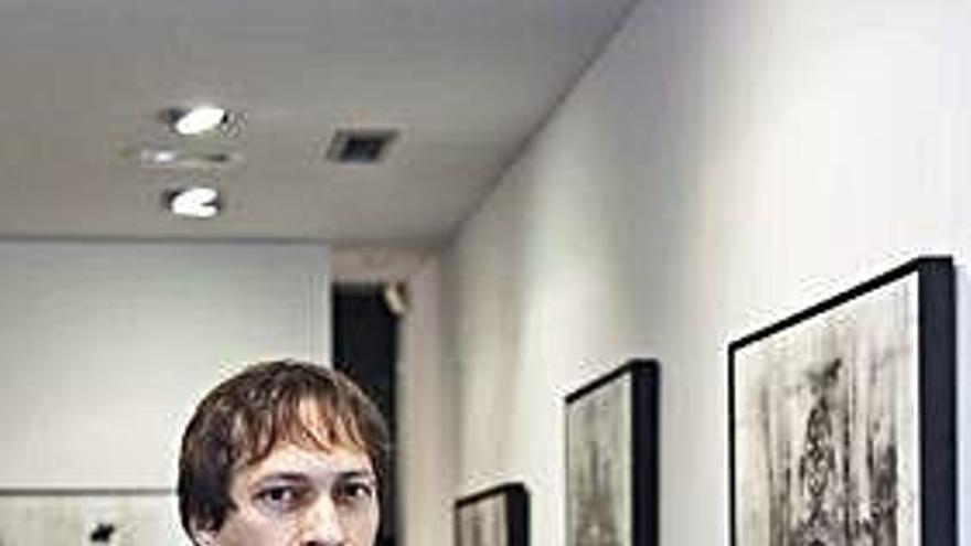 El artista Daniel Parra junto a varias de sus obras.