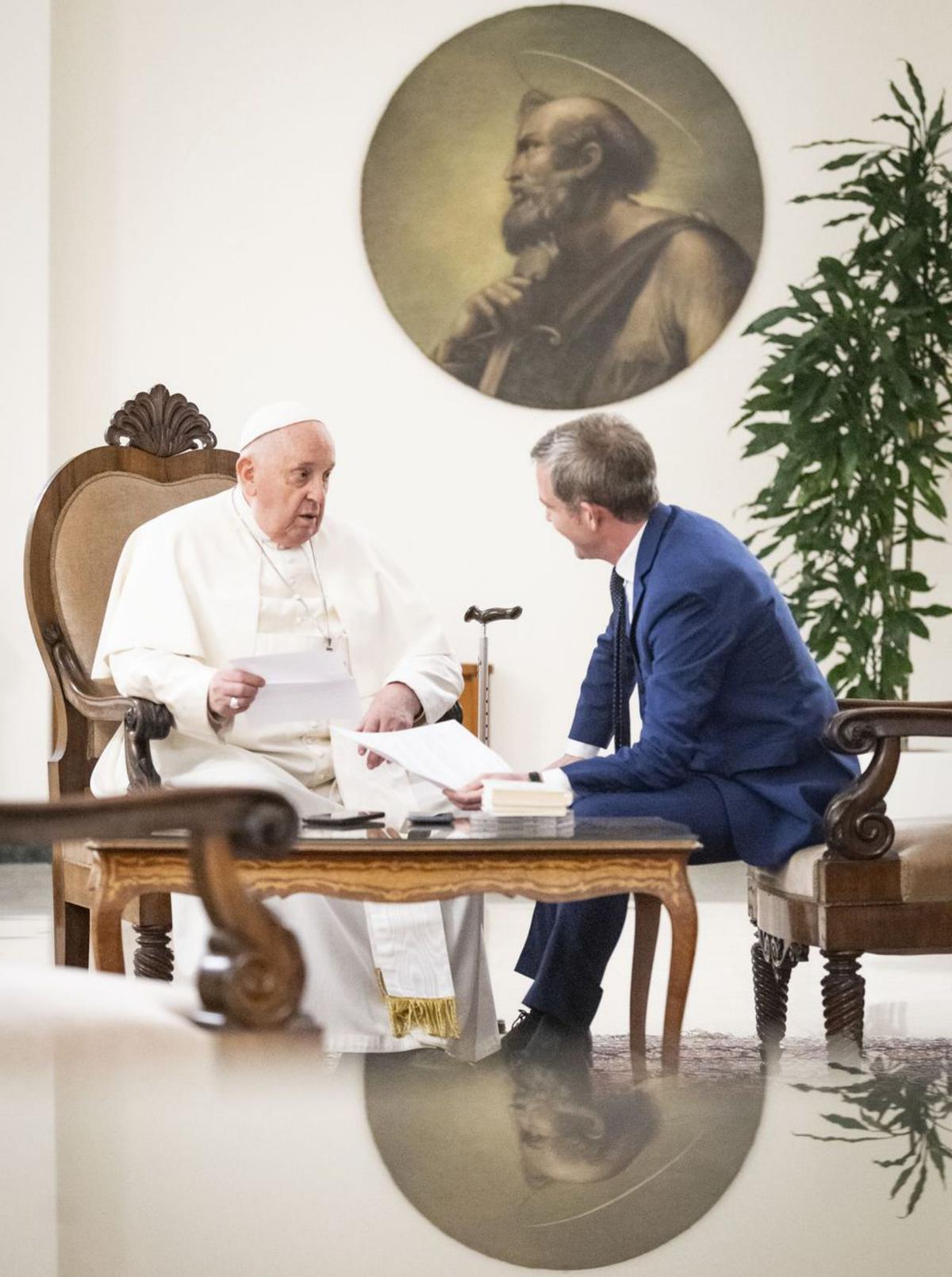 El papa, con Javier Martínez-Brocal en el Vaticano.  | // CRISTIAN GENNARI 