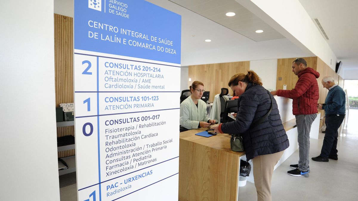 Pacientes en la entrada del CIS de Lalín