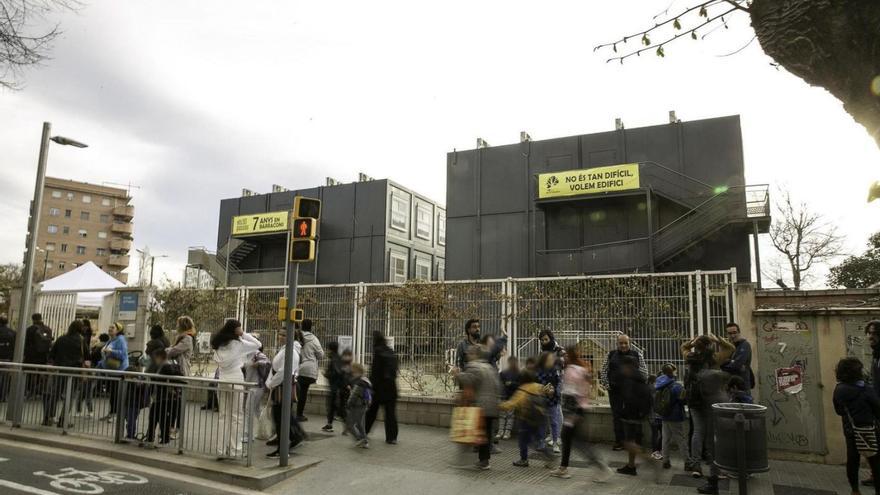 Entrada de l’institut escola 30 Passos, instal·lat en barracons al barri de la Sagrera, a Barcelona.   | JOAN CORTADELLAS