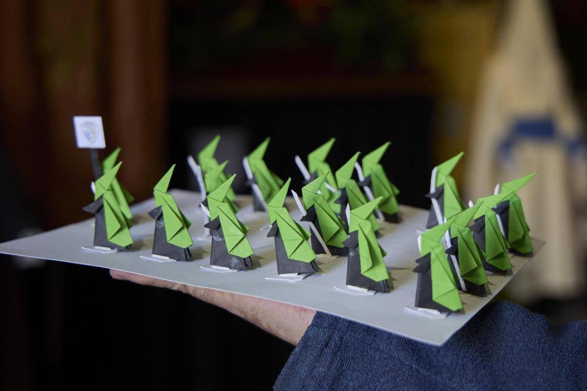 Un gironí recrea la processó de Girona amb figures de paper