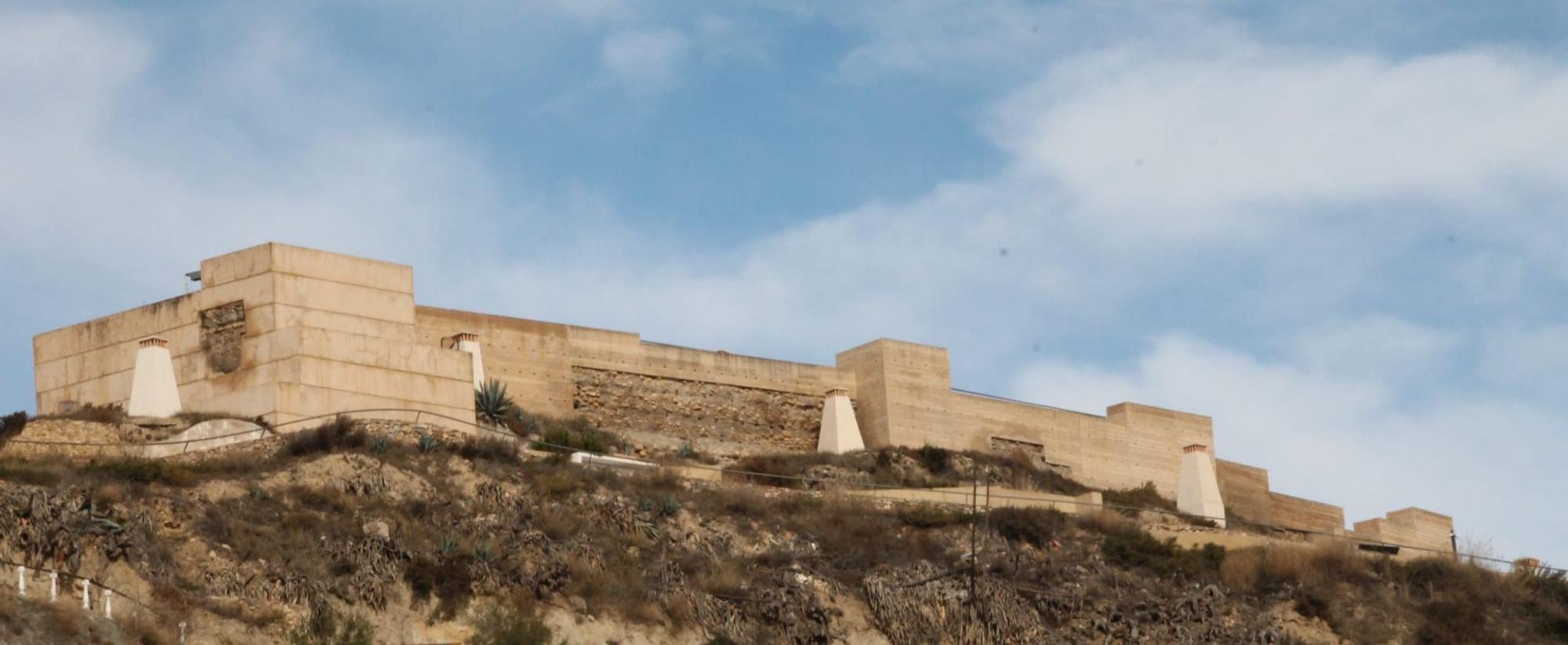 Desde su espectacular Castillo de Nogalte, símbolo de la ciudad, se pueden ver las Casas-Cueva y un pequeño auditorio en el que es fácil imaginar un concierto con unas vistas maravillosas.