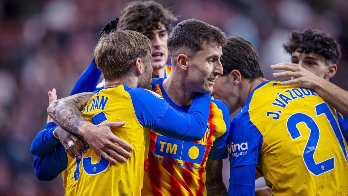 Raba, celebrando un gol con el Valencia CF