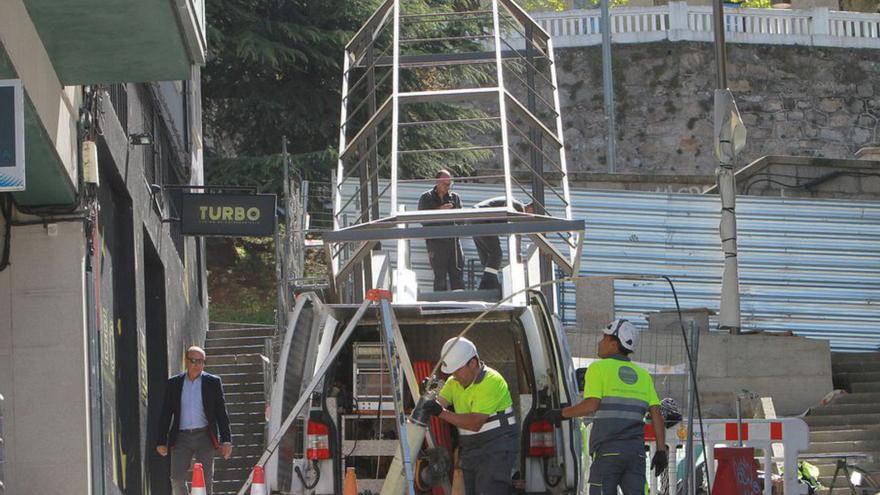 Obras en una plaza de Ourense.
