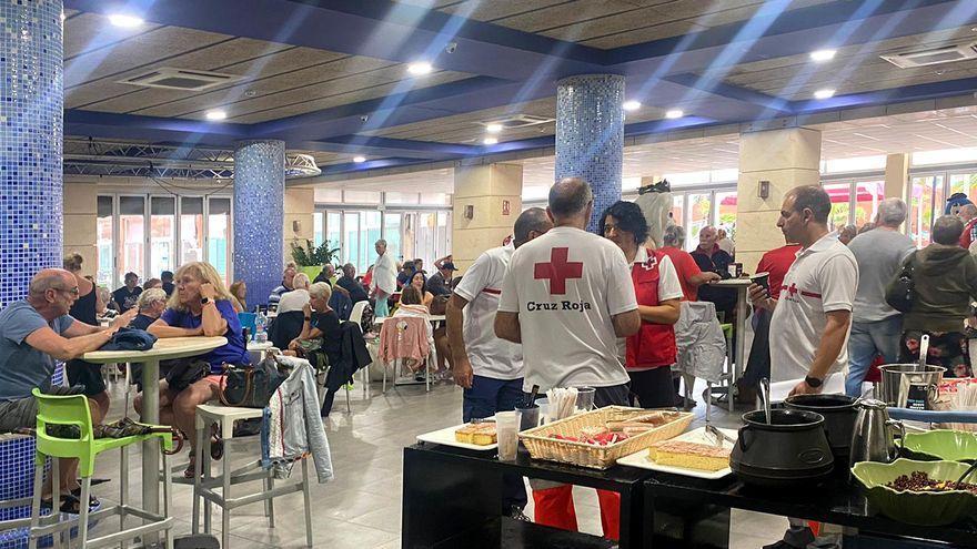 Un grupo de los desalojados desayunando en un hotel