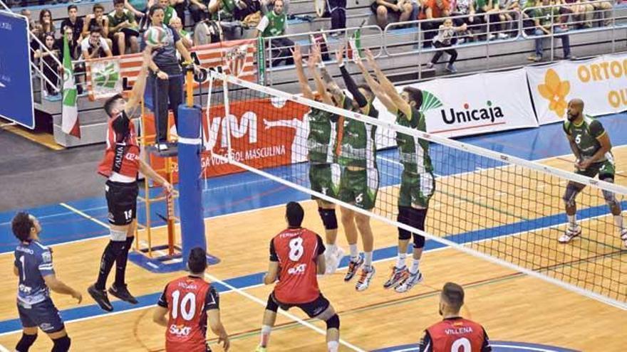 Un jugador del Ca´n Ventura Palma realiza un remate durante el partido de ayer ante el Unicaja en Almería.