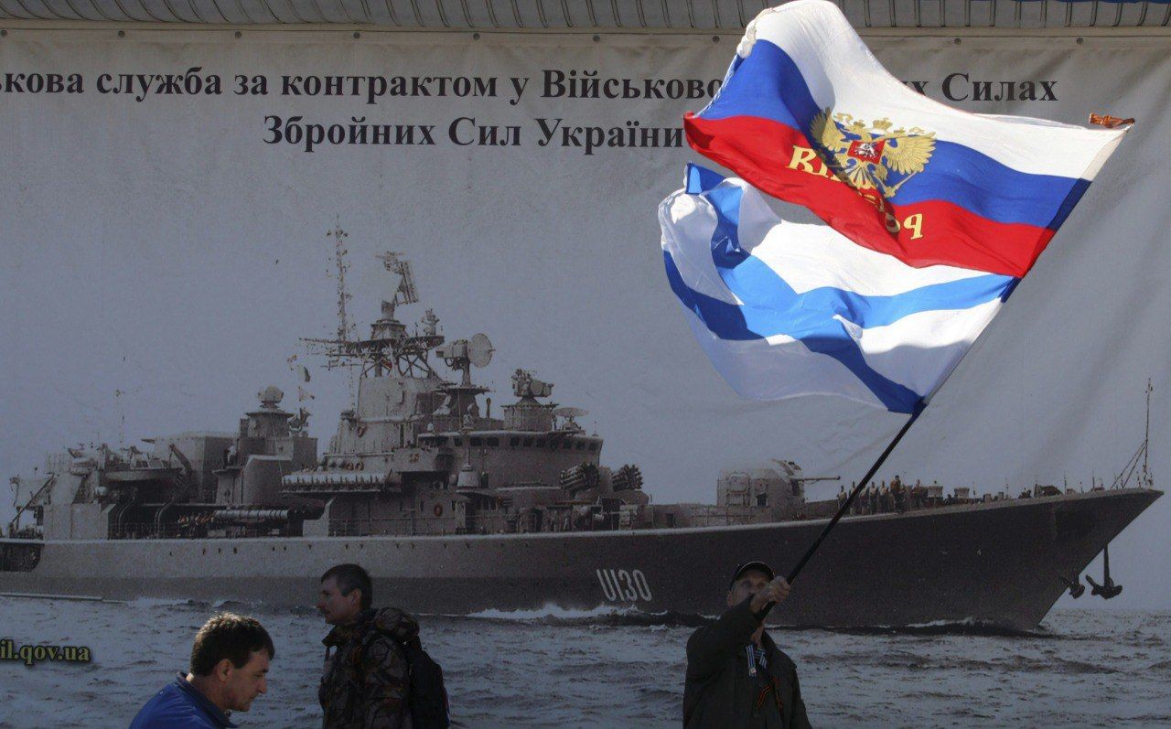 Activistas prorrusos en las inmediaciones de la base naval de Sevastopol