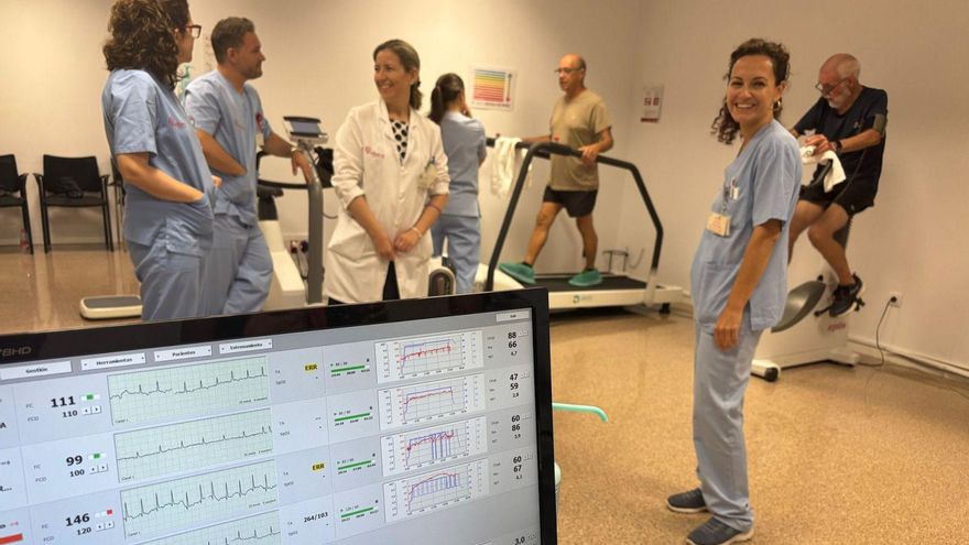 Los pacientes realizan ejercicio aeróbico en máquinas de andar o montar en bicicleta y sus constantes son totalmente controladas por los sanitarios. | INFORMACIÓN