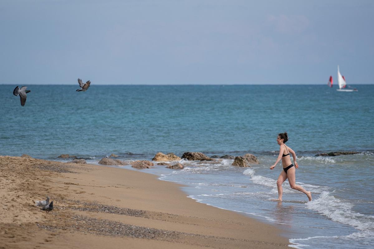 Una bañista en la playa, en Barcelona este sábado.