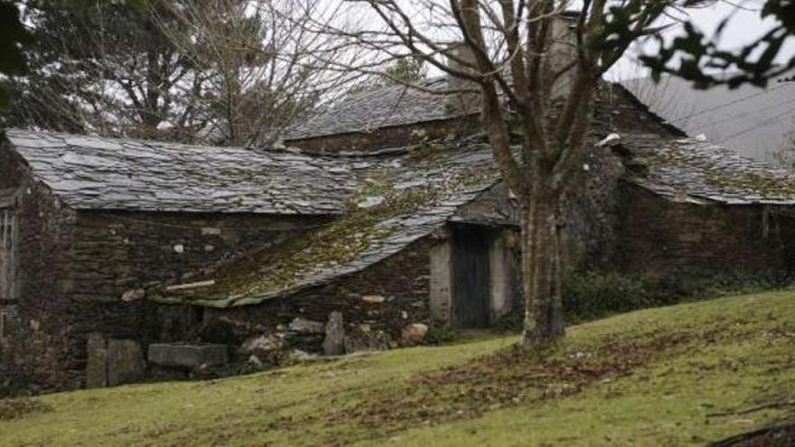 Una aldea deshabitada desde hace años, con una casa típica de pizarra en A Fonsagrada. // C. Pardellas