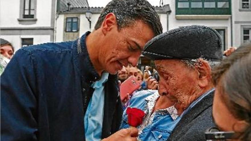 Pedro Sánchez, a la foto en un acte electoral a Lugo, va convocar el Comitè Federal per a l&#039;1 d&#039;octubre.