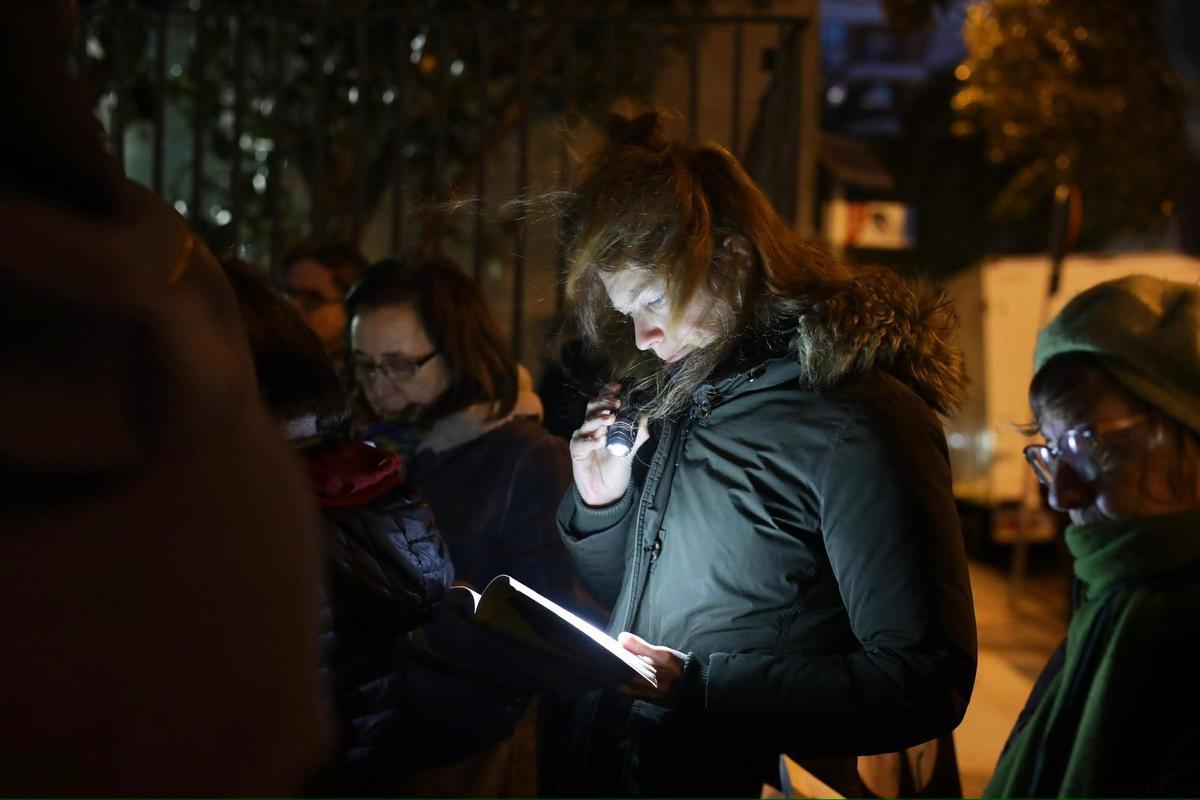 En imágenes | Decenas de personas se manifiestan contra los recortes en la Biblioteca de Aragón en Zaragoza